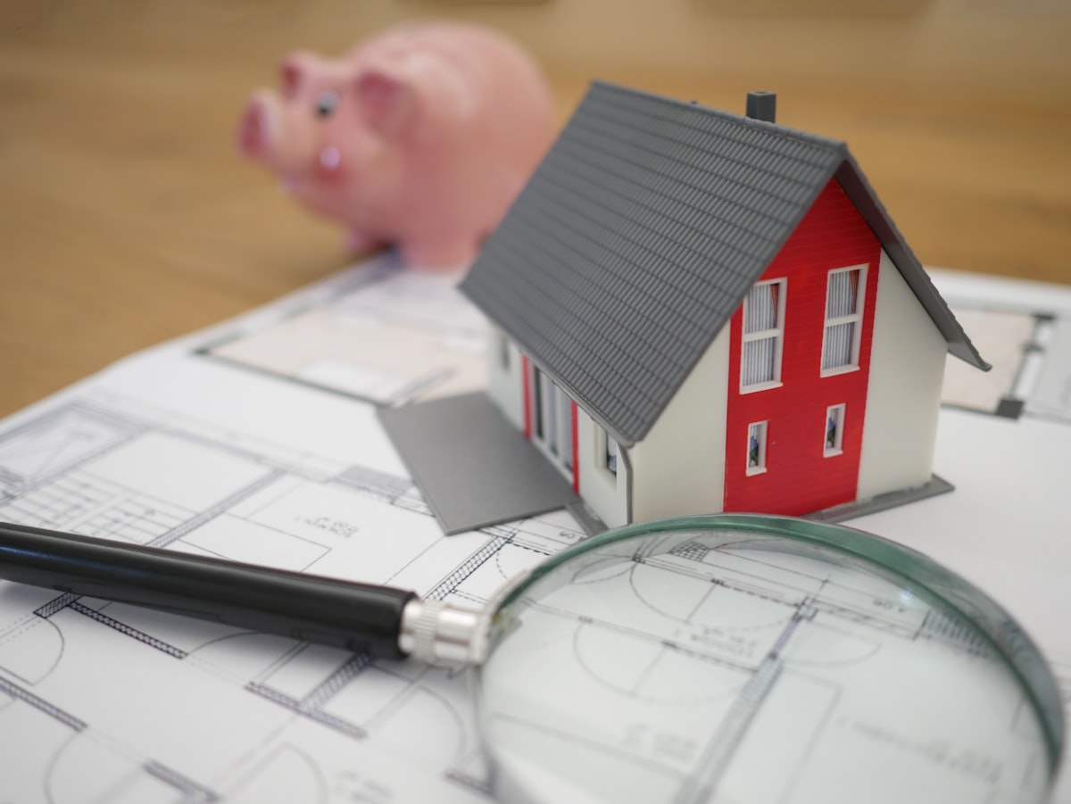 Familie vor ihrem neuen Zuhause